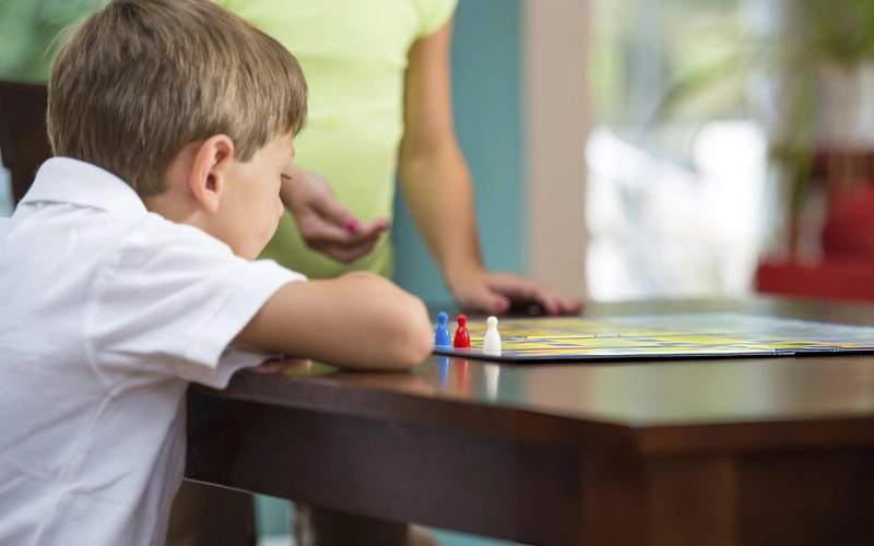 اشتباهات رایج والدین در آموزش مالی به کودکان